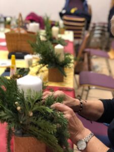 Upcycling von Getränkekartons zu einem Weihnachtsgesteck